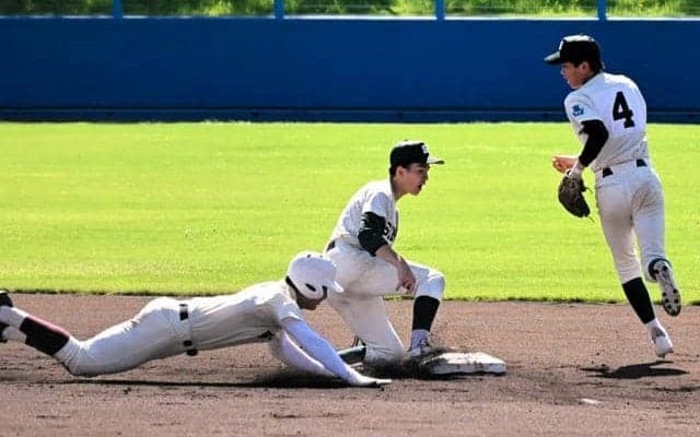 鋭い打球をグラブに収め、無心のダブルプレー　専大付の川口遊撃手