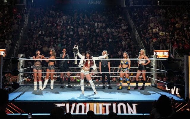 女子プロレス最高峰イベントで“美人すぎるレフェリー”が話題に…「これは私よ」SNSでは“本人降臨”で大盛り上がり