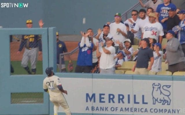 ド軍ファンとしては心境複雑！？大谷翔平ファン、敵チームのホームラン球が手元にスポッ！「ボールいらないみたいｗ」反響続々