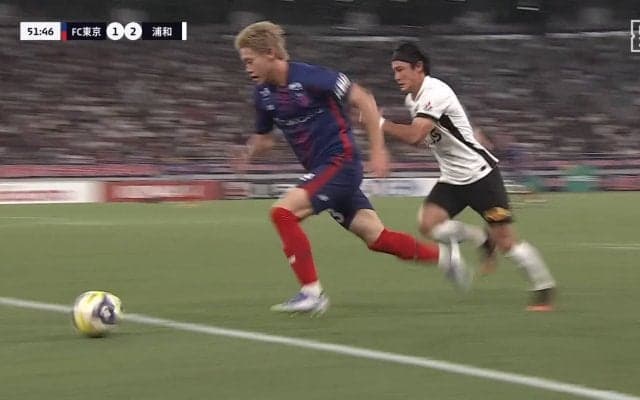 嘘だろ? 日本代表ドリブラーの爆速50m独走にSNS騒然「あんな速かったのか」「怖すぎる」圧巻ドリブル突破→アウトサイドパスで決定機演出