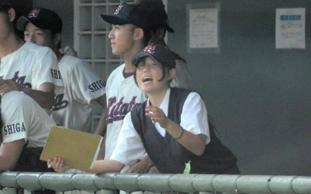 記録員もチームの一員、ベンチの最前列で声援も　熱戦続く高校野球