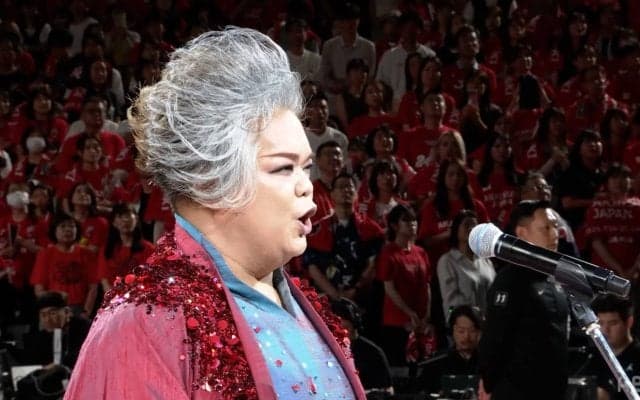 圧巻！“世界で３人”男性ソプラノ、「もはや弦楽器」の国歌独唱が話題「頭から高音はすごい」「鳥肌が立った…」岡本知高の“奇跡の歌声”に感動続々【バスケ男子日本代表】