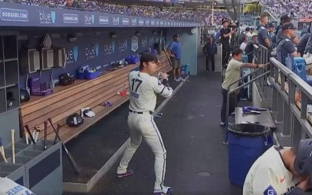 ウソでしょ…？ 大谷翔平、ベンチでの“ある行動”が話題に「プロ中のプロ」「スゴすぎる」 ホームラン直前に見せていた“衝撃光景”「尊敬しかない」