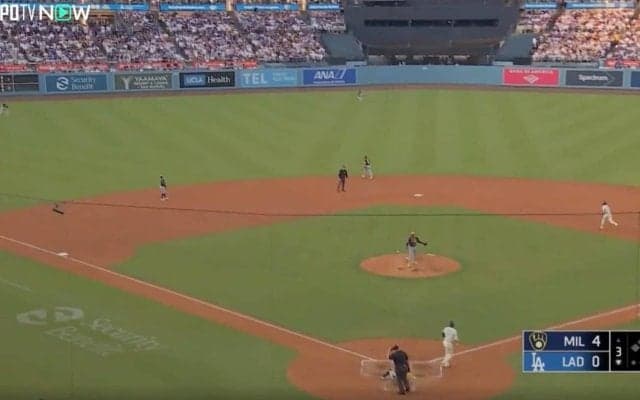 球場騒然！ 大谷翔平、逆方向特大弾で“まさかの光景”「動かない」181キロ爆速通過→野手陣が動けなくなる「追う気なしｗ」