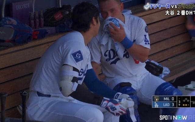 どうやって打ったんだ？ 大谷翔平の圧巻34号ホームランで若手注目株が“質問攻め” ベンチでのほっこりやり取りが話題