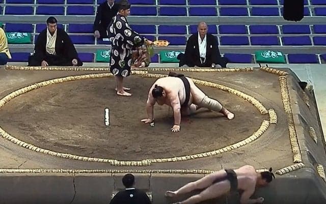 小兵力士が…“92.9キロ差”対決で衝撃結末「変な落ち方した」「右フック一閃」