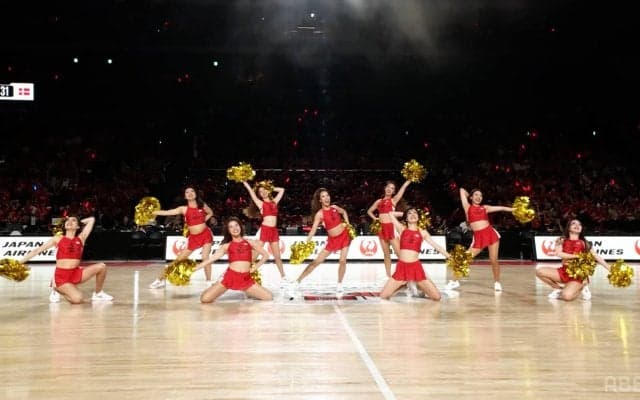 「美しい」バスケ日本代表チアの“華麗ダンス”が話題！「笑顔が素敵」「キレキレだ」“アカツキヴィーナス”が前転や足上げでアリーナ盛り上げ【バスケ男子日本代表】