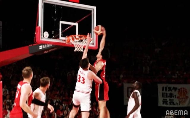 「惚れちゃう！」211cm相手に“片手スラムダンク”炸裂！「まるで流川楓」「良い意味で日本人っぽくない」吉井裕鷹が豪快弾→ベンチもお祭り騒ぎ【バスケ男子代表】