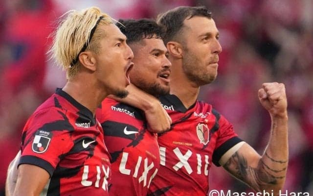 ｢えぐすぎるw｣｢理不尽ゴラッソ｣J1鹿島の得点王爆進中レオ・セアラの“圧巻35mロング弾”に｢鳥肌立ちました｣と脱帽！｢年間ベストゴール決定だろ｣の声