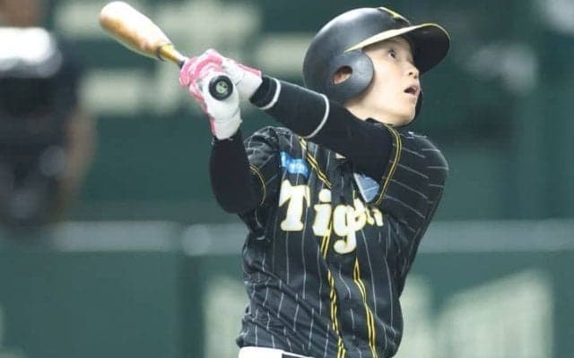 「阪神さん女子も強いんかい…」21歳女性捕手が東京ドーム右翼席にホームラン　ファン震撼「左の代打でお願いします!」