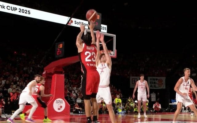 河村勇輝や富樫勇樹のお株を奪う？ 新星PGが“ステップバック・ディープスリー”を炸裂！「めっちゃ綺麗」「最高！」ハーパージュニアのタフショットが話題【バスケ男子代表】