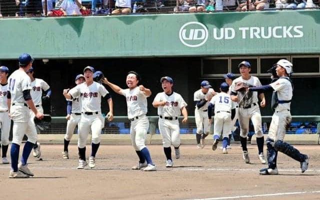 30年ぶり8強入り　埼玉県立伊奈学園、卒業生も歓喜のスタンド