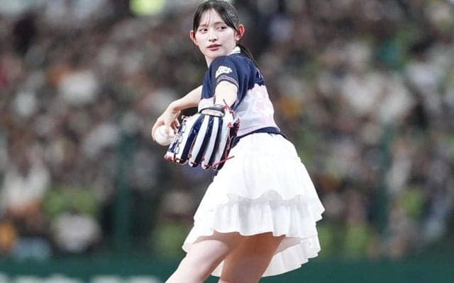 人気アイドルが白スカートで豪快投球　ピョンピョン大喜び…限定ユニ姿で球場虜