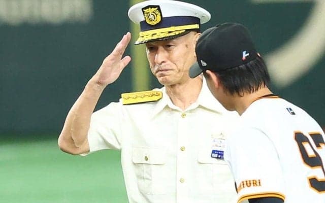 「61歳の球じゃない」始球式で場内ざわめき　“国を守る”長官の剛速球にX衝撃「凄い球」