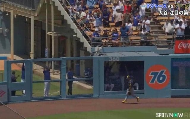 ショウヘイのホームランがきたぞ！ 大谷翔平の34号アーチでブルペンみんなが“バンザイ”珍しい逆方向弾に本拠地全体が熱狂の瞬間