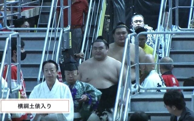「あれ、高安じゃない」横綱土俵入り、“代役”の存在感ありすぎて「太刀持ちが目立ちすぎw」ネット騒然