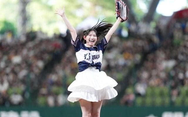 白スカートで豪快投球「すごく緊張」　笑顔でピョンピョン「ほぼ100点です！」