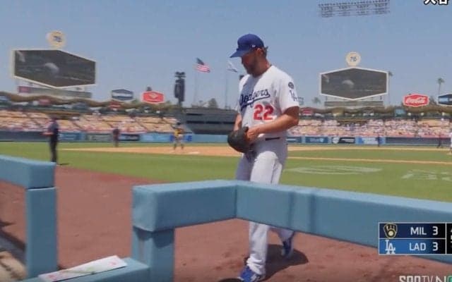 「酷すぎる」“怠慢守備”にブチギレ！ 拙守連発にカーショウが大激怒「そりゃキレる」とんでもない雰囲気でベンチに去る“異常事態”