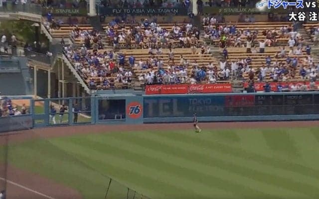 もうワケわからん！ 大谷翔平、逆方向弾で“異変”「そりゃビビる」外野手の様子がおかしくなる→予想外の打球が“爆速通過”