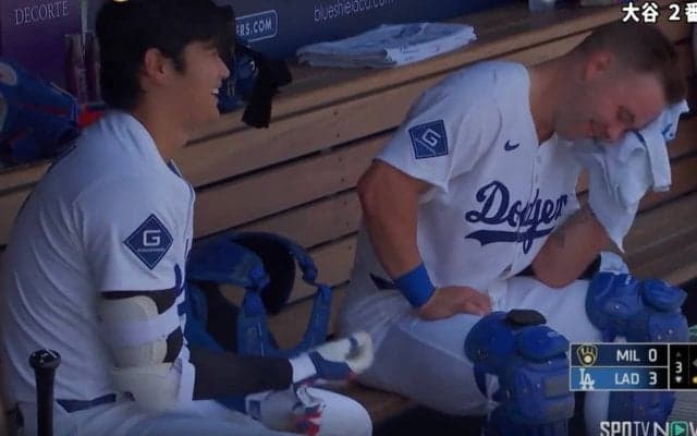 なんでホームラン入るの？ 大谷翔平、ベンチで見せた“笑顔”が話題に「優しいなw」 若手捕手もニコニコの“ほっこりシーン”「教えて大谷先生」
