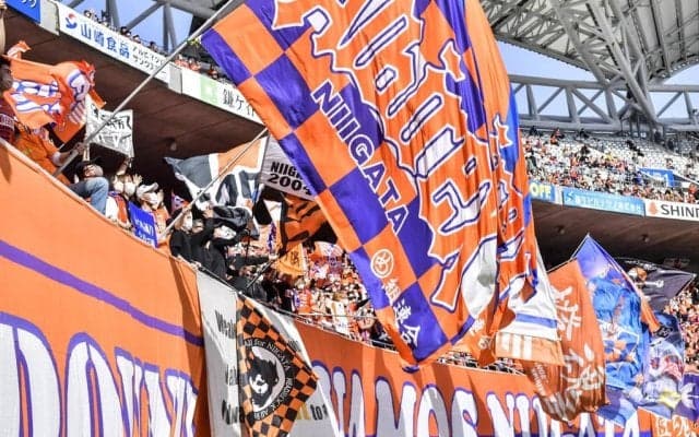 ｢天使すぎた〜〜かわええ〜〜｣桃色ヘアー×青橙ユニの“新潟美人”女優のスタジアム来場姿が話題！｢そっか、新潟出身だもんね｣｢アルビの女神｣の声