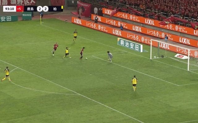 嘘だろ…?まさかのパスミスから生まれた“奇跡の決勝点”にSNS大興奮「J面白くて草」「こんなん優勝するチームだよな」