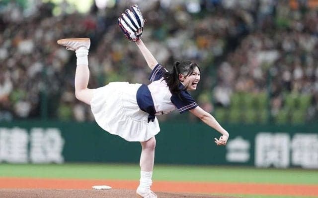 揺れる白スカート「投げっぷり最高」　美女の豪快投球に癒されるファン続出「可愛すぎる」