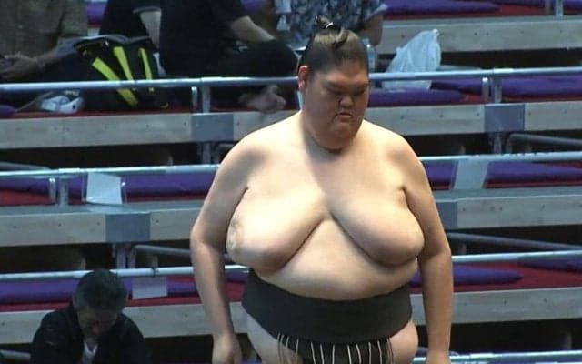 「足ほっそ」「上下のギャップがすごい」巨漢“美脚”力士に驚き 「割烹花井」意外な一面にファンも注目