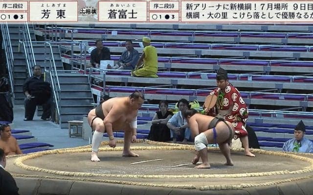 立ち上がるとまるで進撃の巨人…立ち合い不成立で“驚き”の光景 「身長差えぐっ」驚きの声