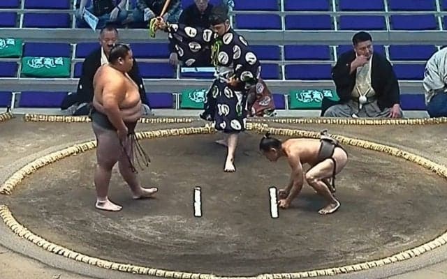 「私より軽い」60キロの“最軽量”力士、土俵際の大逆転 93.8キロ差を跳ね返す華麗な美技に「別次元の相撲しとるw」喝采