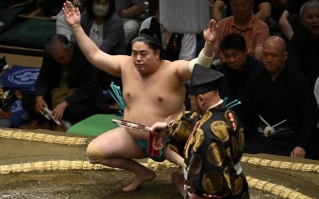 大相撲31歳元公務員が単独トップ！勝ち越し1号“八山本”に「このまま突っ走って優勝してください」とファン大盛況