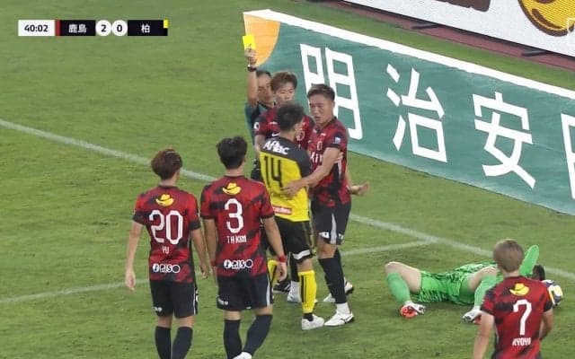 「ふっとばされた」1人で2人をなぎ倒す“強烈接触”がイエローカードでファン物議「レッドだろこれ」「あれ止まれは無理やろ」