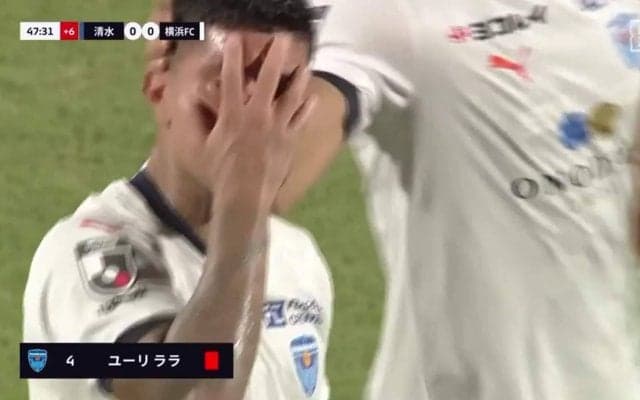 レッドカードに選手が涙目「みんな集まってるの泣ける」足裏スライで失意の一発退場→チームメイトが駆け寄る場面にファン同情「愛されてるな」