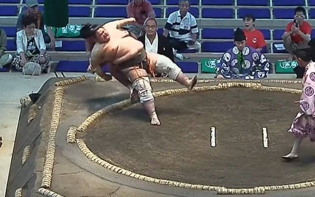 「決まり手なんだよw」0.01％の超レア珍手に館内騒然 超巨漢力士が土俵際で起死回生の白星