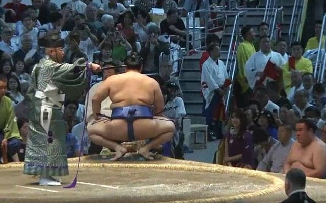 大相撲名古屋場所、“紫の美女”がネットで話題 溜まり席で“凛”とした着物ドレス姿に「美人すぎる」「お召し物が個性的」