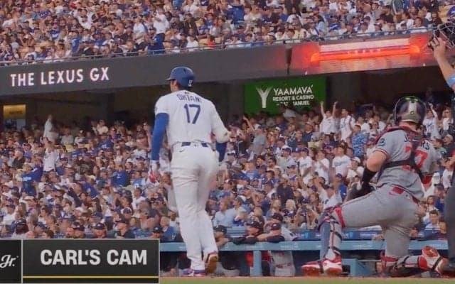 球場騒然！大谷翔平、今季No.1級“豪快すぎるバット投げ”「カッコよすぎ」「鳥肌モノ」 倍返し弾→ドヤ顔“確信リアクション”が話題に