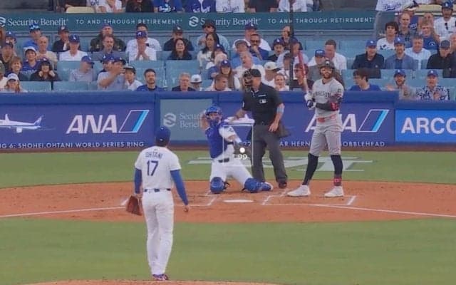 一体、何が起きた…？ 大谷翔平、投球中に“異常事態”「怖すぎ」「すごい音だな」球場全体が異様な雰囲気になる