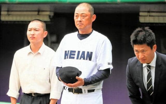 龍谷大平安の川口知哉監督、初めての夏が終わる　選手を信じて待った