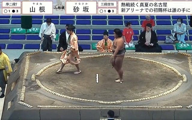 一体、どうした？ 力士が戻ってこない… 行司と対戦力士が心配で駆け寄る事態 土俵外に吹き飛んだ力士に大慌ても安堵