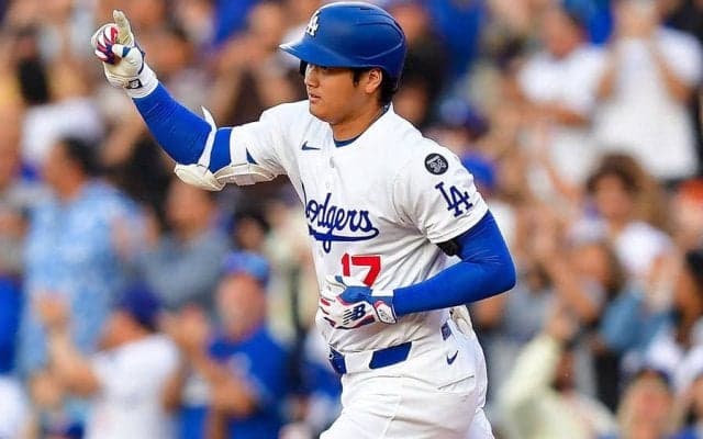 大谷翔平がHR打つ背後で…“敵軍ファン”に注目　赤ユニホームで大興奮「尊い」