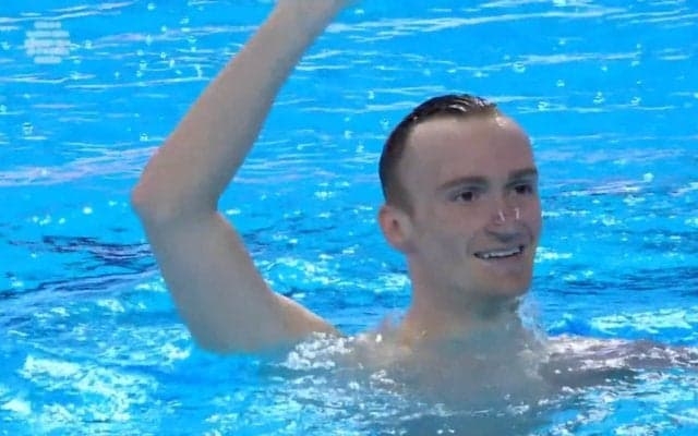 演技開始から約40秒間、逆さま状態 世界水泳ASで金メダルのソリストが見せた圧巻の足技コンボ「斜めの角度が美しい」