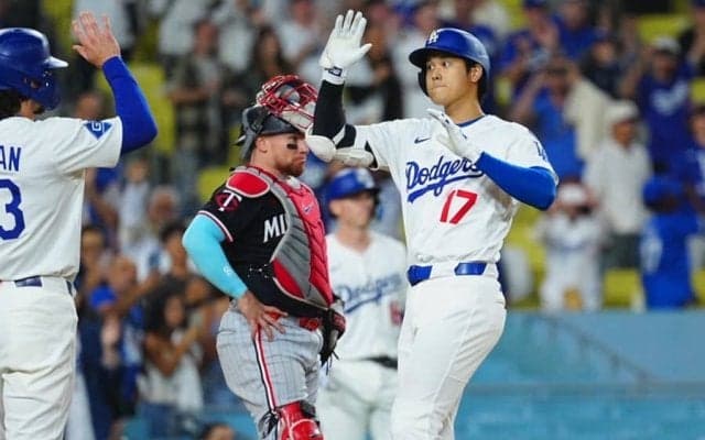 口開け仰天「17番のユニ着てたぞ」　大谷36号の着弾地点が話題…狂喜乱舞の左翼席