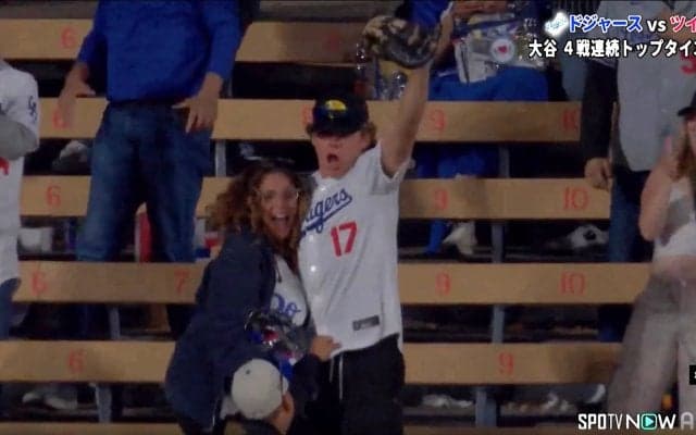 信じられない！ 大谷翔平の4戦連発弾をキャッチした青年が両手を突き上げ“愕然” 「１７ボーイキャッチ」ファンも驚き＆称賛