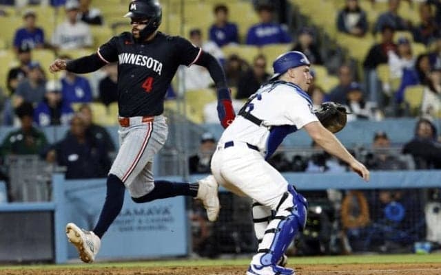 「今年最悪の試合の一つ」「またもひどい負け方だ」四球連発、悪送球で走者一掃…痛恨失点が重なったドジャースに地元記者から厳しい声