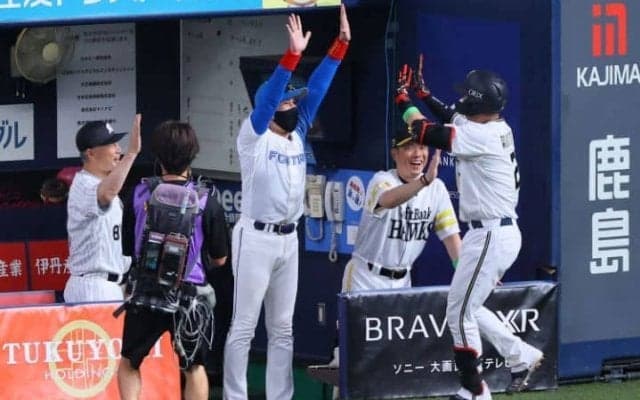 “新庄劇場”は指導者になっても健在　サインを出した特注サングラスは160万円？全セのベンチをタジタジに