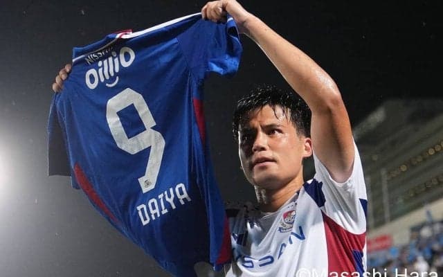 ｢歩いてる姿見てると泣けてくる｣アキレス腱断裂の横浜FM遠野大弥のゴール裏あいさつが話題！｢待ってる｣｢絶対残留｣に加えて｢ファミマの靴下売れそう｣の声