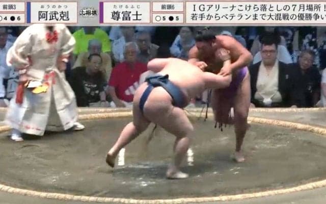 「何が起きた？」大相撲で発生確率0.1％の珍事発生 実力派力士が突如“膝から崩れ落ちる”姿に衝撃「初めて見た」