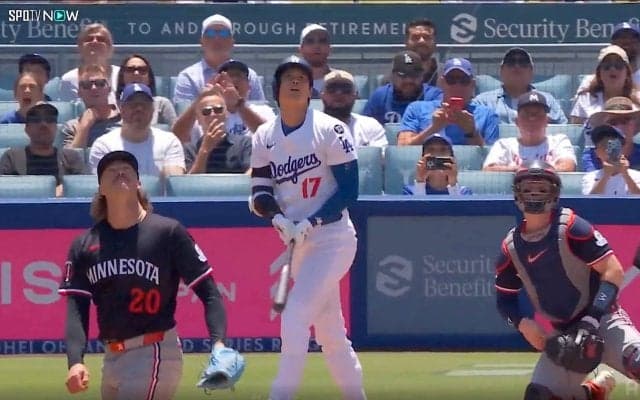 打った瞬間に確信歩き！ 大谷翔平、特大37号アーチで“バットを持ったまま”で約3秒…文句なしの一発を物語る“圧巻ムーブ”