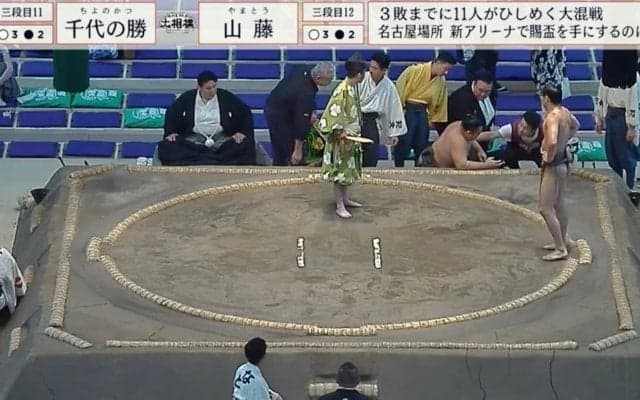 大丈夫か？ うめき声を上げる力士が土俵外で足をバタバタ… 吹き飛んだ力士を行司が心配も…直後の姿に安堵の拍手