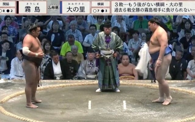 そんなところに… 土俵外にちょこんと置かれた”総額329万円分”懸賞の束「わぁ、分厚い」「シュールな画ずら」驚愕の姿